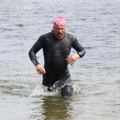 15.06.2025 - 27. Vierlanden-Triathlon Lena Gebhardt http://msf.ph/oto/8029258 15.06.2025 11:05:00 Schwimmen 673, 739, 801, 803 meine-sportfotos.de