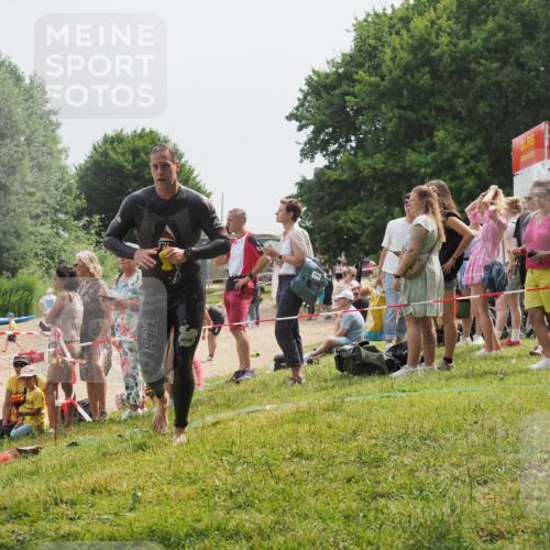 15.06.2025 - 27. Vierlanden-Triathlon KatJ http://msf.ph/oto/8029259 15.06.2025 11:04:45 Schwimmen 841, 859 meine-sportfotos.de