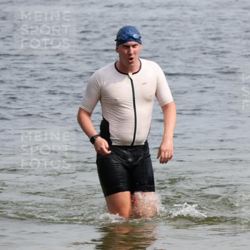 15.06.2025 - 27. Vierlanden-Triathlon Lena Gebhardt http://msf.ph/oto/8029271 15.06.2025 11:05:01 Schwimmen 673, 739, 801, 803 meine-sportfotos.de