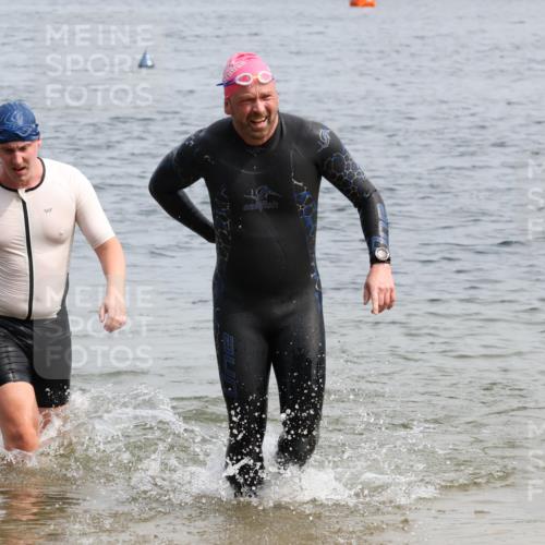 15.06.2025 - 27. Vierlanden-Triathlon Lena Gebhardt http://msf.ph/oto/8029276 15.06.2025 11:05:03 Schwimmen 673, 739, 801, 803 meine-sportfotos.de