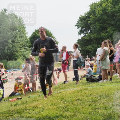 15.06.2025 - 27. Vierlanden-Triathlon KatJ http://msf.ph/oto/8029281 15.06.2025 11:04:46 Schwimmen 841, 859 meine-sportfotos.de