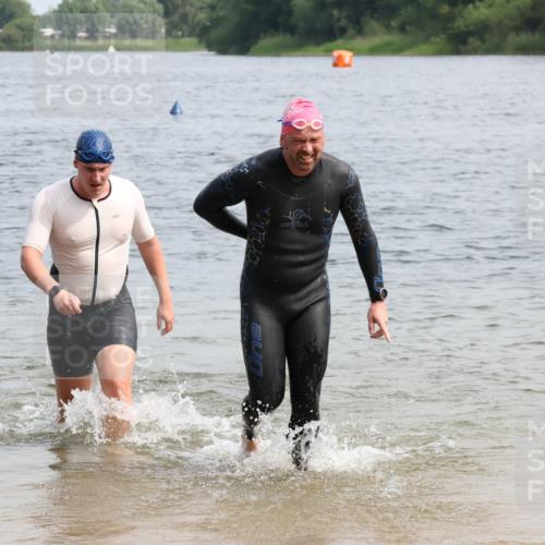 15.06.2025 - 27. Vierlanden-Triathlon Lena Gebhardt http://msf.ph/oto/8029282 15.06.2025 11:05:03 Schwimmen 673, 739, 801, 803 meine-sportfotos.de