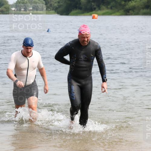 15.06.2025 - 27. Vierlanden-Triathlon Lena Gebhardt http://msf.ph/oto/8029284 15.06.2025 11:05:03 Schwimmen 673, 739, 801, 803 meine-sportfotos.de