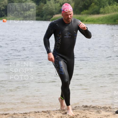 15.06.2025 - 27. Vierlanden-Triathlon Lena Gebhardt http://msf.ph/oto/8029286 15.06.2025 11:05:05 Schwimmen 673, 739, 778, 801, 803 meine-sportfotos.de