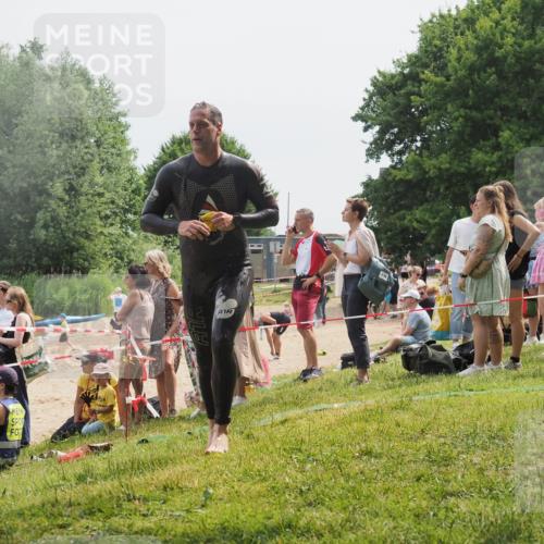 15.06.2025 - 27. Vierlanden-Triathlon KatJ http://msf.ph/oto/8029290 15.06.2025 11:04:46 Schwimmen 841, 859 meine-sportfotos.de