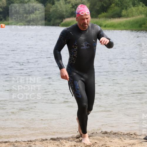 15.06.2025 - 27. Vierlanden-Triathlon Lena Gebhardt http://msf.ph/oto/8029291 15.06.2025 11:05:06 Schwimmen 673, 739, 778, 801, 803 meine-sportfotos.de