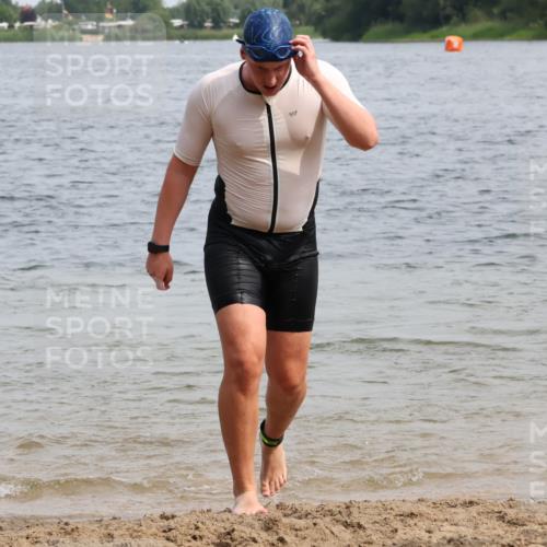 15.06.2025 - 27. Vierlanden-Triathlon Lena Gebhardt http://msf.ph/oto/8029296 15.06.2025 11:05:06 Schwimmen 673, 739, 778, 801, 803 meine-sportfotos.de