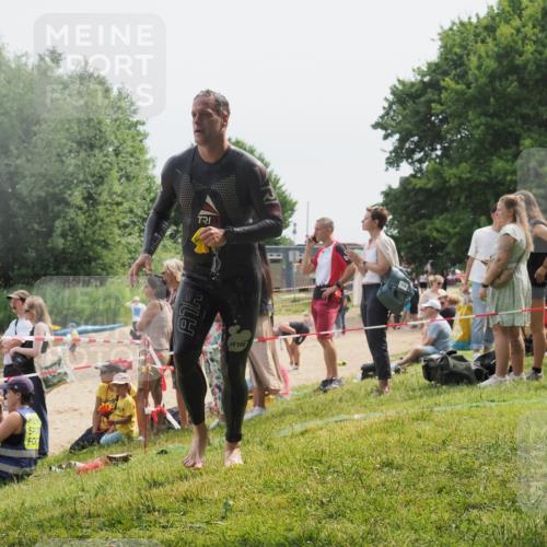 15.06.2025 - 27. Vierlanden-Triathlon KatJ http://msf.ph/oto/8029302 15.06.2025 11:04:46 Schwimmen 841, 859 meine-sportfotos.de