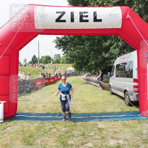 21.06.2025 - 27. Vierlanden-Triathlon MichiJ http://msf.ph/oto/8029303 15.06.2026 12:20:27 Ziel 10, 543 meine-sportfotos.de