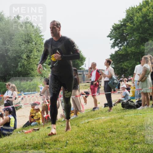 15.06.2025 - 27. Vierlanden-Triathlon KatJ http://msf.ph/oto/8029305 15.06.2025 11:04:46 Schwimmen 841, 859 meine-sportfotos.de
