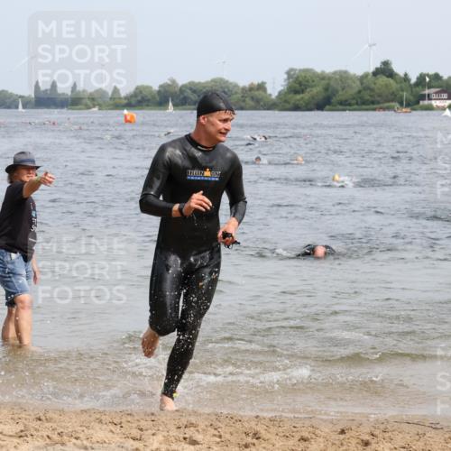 15.06.2025 - 27. Vierlanden-Triathlon Lena Gebhardt http://msf.ph/oto/8029307 15.06.2025 11:05:07 Schwimmen 673, 739, 778, 801, 803 meine-sportfotos.de