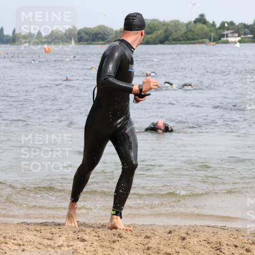 15.06.2025 - 27. Vierlanden-Triathlon Lena Gebhardt http://msf.ph/oto/8029317 15.06.2025 11:05:08 Schwimmen 673, 739, 778, 801, 803 meine-sportfotos.de