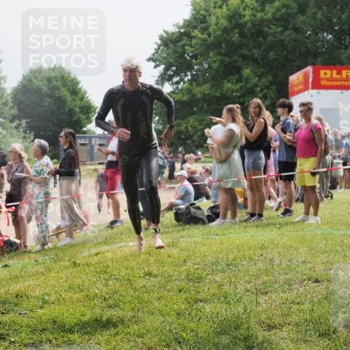 15.06.2025 - 27. Vierlanden-Triathlon KatJ http://msf.ph/oto/8029328 15.06.2025 11:05:02 Schwimmen 803 meine-sportfotos.de