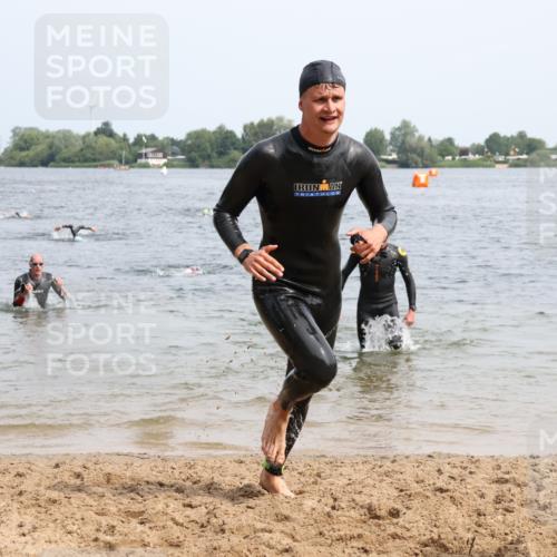 15.06.2025 - 27. Vierlanden-Triathlon Lena Gebhardt http://msf.ph/oto/8029331 15.06.2025 11:05:09 Schwimmen 673, 739, 778, 801 meine-sportfotos.de