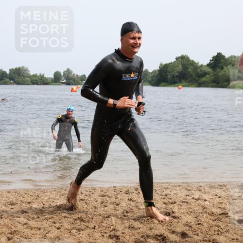 15.06.2025 - 27. Vierlanden-Triathlon Lena Gebhardt http://msf.ph/oto/8029335 15.06.2025 11:05:09 Schwimmen 673, 739, 778, 801 meine-sportfotos.de