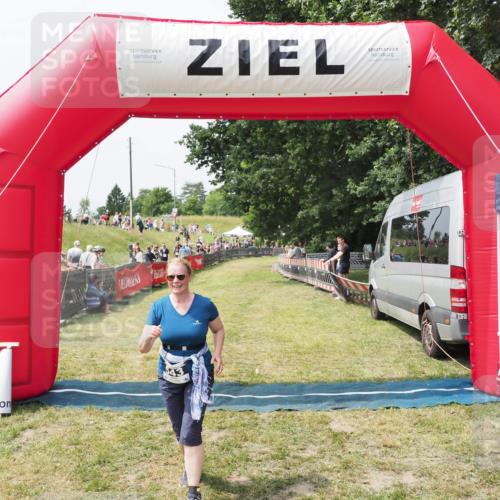 21.06.2025 - 27. Vierlanden-Triathlon MichiJ http://msf.ph/oto/8029351 15.06.2026 12:20:28 Ziel 543 meine-sportfotos.de