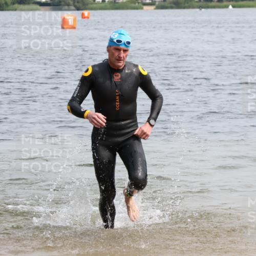15.06.2025 - 27. Vierlanden-Triathlon Lena Gebhardt http://msf.ph/oto/8029354 15.06.2025 11:05:11 Schwimmen 673, 739, 778, 801 meine-sportfotos.de
