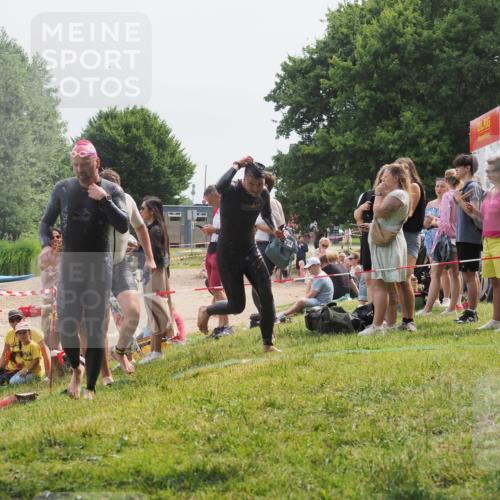 15.06.2025 - 27. Vierlanden-Triathlon KatJ http://msf.ph/oto/8029356 15.06.2025 11:05:12 Schwimmen 673, 739, 778, 801 meine-sportfotos.de