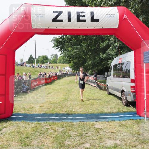 21.06.2025 - 27. Vierlanden-Triathlon MichiJ http://msf.ph/oto/8029357 15.06.2026 12:20:56 Ziel 868 meine-sportfotos.de