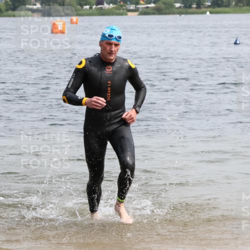15.06.2025 - 27. Vierlanden-Triathlon Lena Gebhardt http://msf.ph/oto/8029359 15.06.2025 11:05:11 Schwimmen 673, 739, 778, 801 meine-sportfotos.de