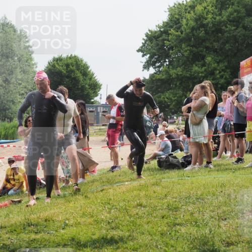 15.06.2025 - 27. Vierlanden-Triathlon KatJ http://msf.ph/oto/8029361 15.06.2025 11:05:12 Schwimmen 673, 739, 778, 801 meine-sportfotos.de