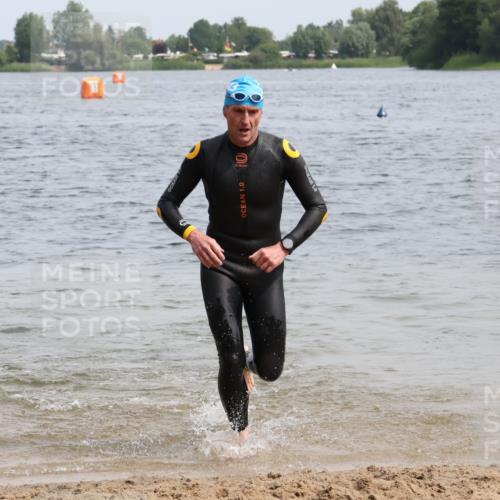 15.06.2025 - 27. Vierlanden-Triathlon Lena Gebhardt http://msf.ph/oto/8029363 15.06.2025 11:05:12 Schwimmen 673, 739, 778, 801 meine-sportfotos.de