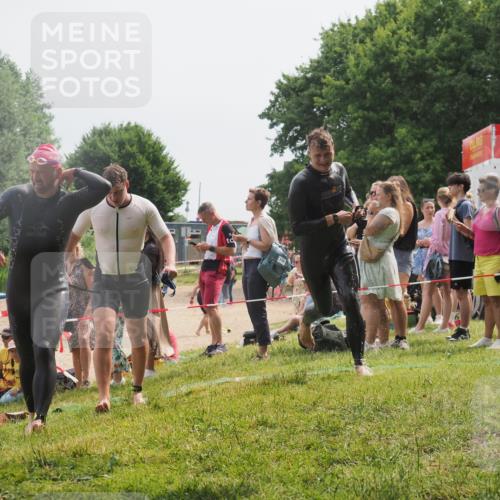 15.06.2025 - 27. Vierlanden-Triathlon KatJ http://msf.ph/oto/8029367 15.06.2025 11:05:13 Schwimmen 673, 739, 778, 801 meine-sportfotos.de