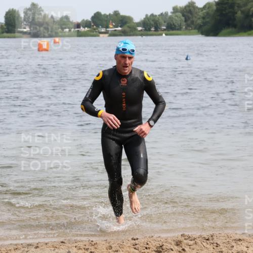 15.06.2025 - 27. Vierlanden-Triathlon Lena Gebhardt http://msf.ph/oto/8029369 15.06.2025 11:05:12 Schwimmen 673, 739, 778, 801 meine-sportfotos.de
