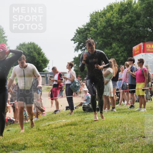 15.06.2025 - 27. Vierlanden-Triathlon KatJ http://msf.ph/oto/8029376 15.06.2025 11:05:13 Schwimmen 673, 739, 778, 801 meine-sportfotos.de