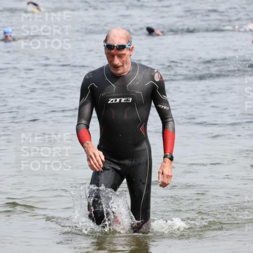15.06.2025 - 27. Vierlanden-Triathlon Lena Gebhardt http://msf.ph/oto/8029385 15.06.2025 11:05:15 Schwimmen 673, 739, 778, 801, 866 meine-sportfotos.de