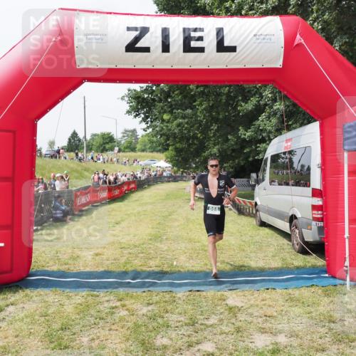 21.06.2025 - 27. Vierlanden-Triathlon MichiJ http://msf.ph/oto/8029388 15.06.2026 12:20:56 Ziel 868 meine-sportfotos.de
