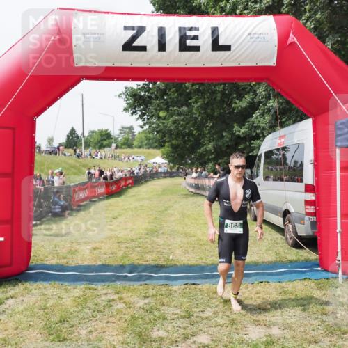 21.06.2025 - 27. Vierlanden-Triathlon MichiJ http://msf.ph/oto/8029412 15.06.2026 12:20:57 Ziel 868 meine-sportfotos.de