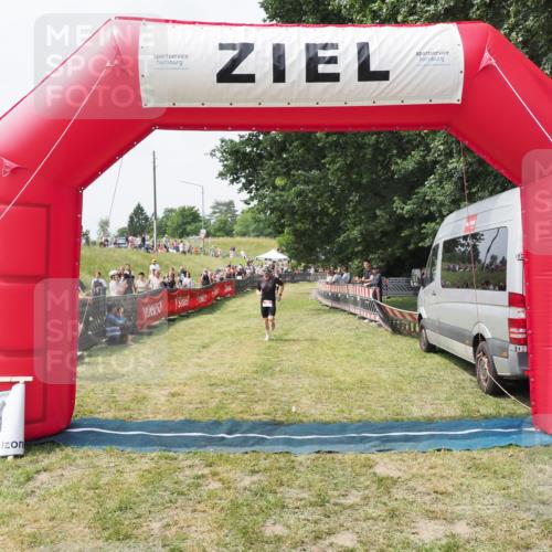 21.06.2025 - 27. Vierlanden-Triathlon MichiJ http://msf.ph/oto/8029424 15.06.2026 12:21:06 Ziel 78 meine-sportfotos.de