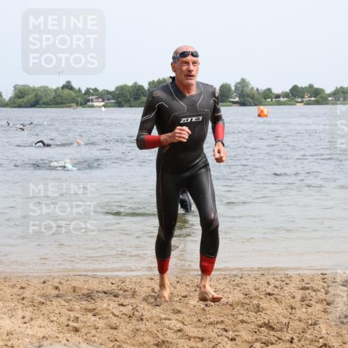 15.06.2025 - 27. Vierlanden-Triathlon Lena Gebhardt http://msf.ph/oto/8029430 15.06.2025 11:05:21 Schwimmen 778, 840, 866 meine-sportfotos.de