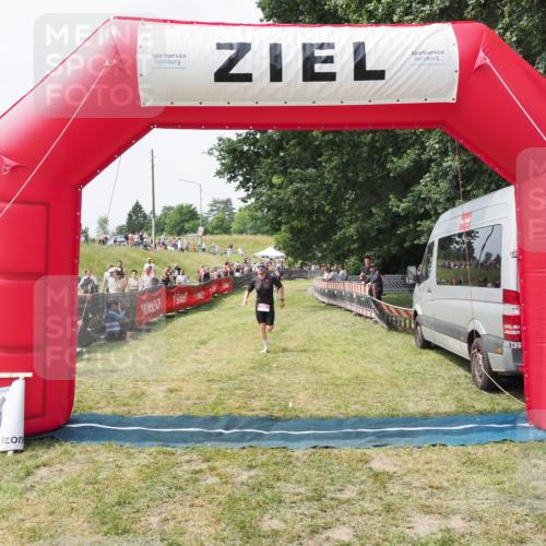 21.06.2025 - 27. Vierlanden-Triathlon MichiJ http://msf.ph/oto/8029433 15.06.2026 12:21:07 Ziel 78 meine-sportfotos.de