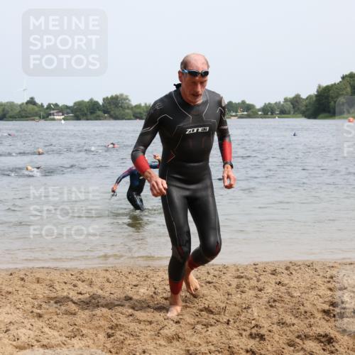 15.06.2025 - 27. Vierlanden-Triathlon Lena Gebhardt http://msf.ph/oto/8029439 15.06.2025 11:05:22 Schwimmen 778, 840, 866 meine-sportfotos.de