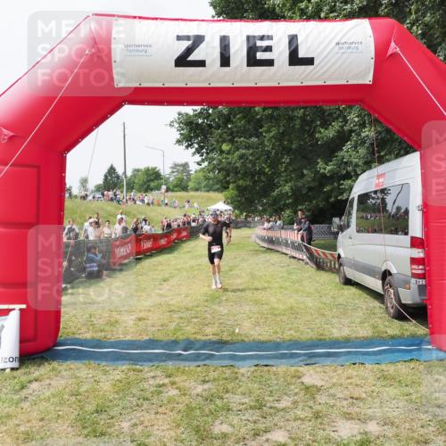 21.06.2025 - 27. Vierlanden-Triathlon MichiJ http://msf.ph/oto/8029440 15.06.2026 12:21:07 Ziel 78 meine-sportfotos.de