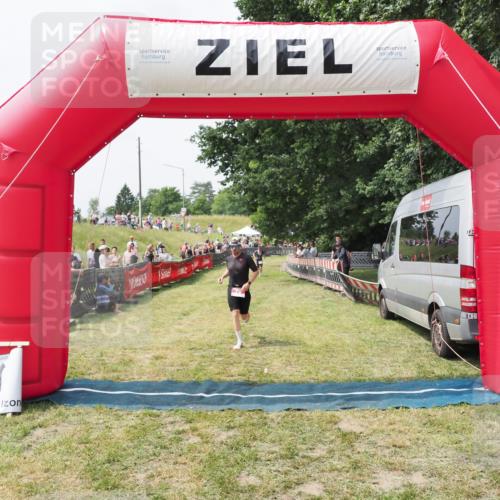 21.06.2025 - 27. Vierlanden-Triathlon MichiJ http://msf.ph/oto/8029449 15.06.2026 12:21:08 Ziel 78 meine-sportfotos.de