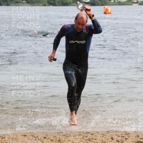 15.06.2025 - 27. Vierlanden-Triathlon Lena Gebhardt http://msf.ph/oto/8029477 15.06.2025 11:05:28 Schwimmen 840, 866 meine-sportfotos.de