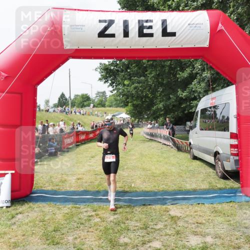 21.06.2025 - 27. Vierlanden-Triathlon MichiJ http://msf.ph/oto/8029479 15.06.2026 12:21:09 Ziel 78 meine-sportfotos.de
