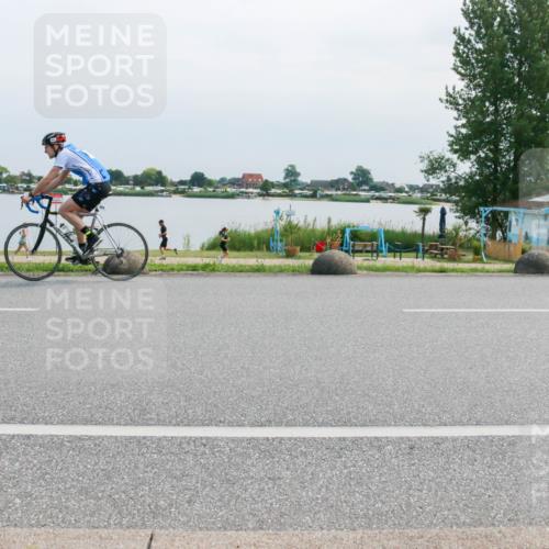 21.06.2025 - 27. Vierlanden-Triathlon H.Heesch http://msf.ph/oto/8029498 15.06.2025 11:28:08 Radfahren 237, 876, 933, 969 meine-sportfotos.de