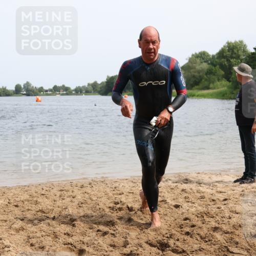 15.06.2025 - 27. Vierlanden-Triathlon Lena Gebhardt http://msf.ph/oto/8029499 15.06.2025 11:05:30 Schwimmen 840, 854, 866 meine-sportfotos.de