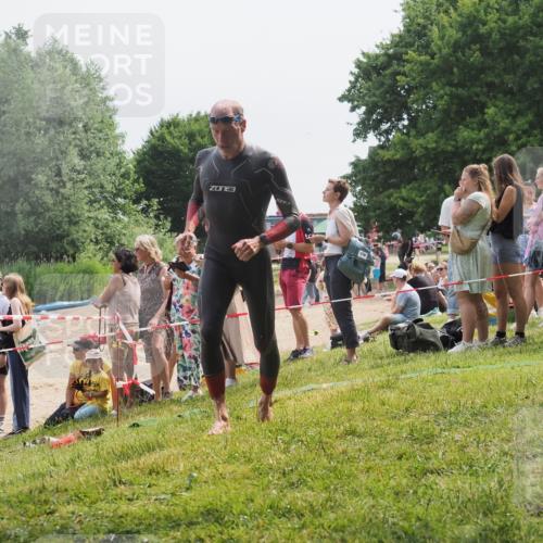 15.06.2025 - 27. Vierlanden-Triathlon KatJ http://msf.ph/oto/8029501 15.06.2025 11:05:28 Schwimmen 840, 866 meine-sportfotos.de