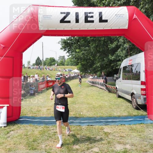 21.06.2025 - 27. Vierlanden-Triathlon MichiJ http://msf.ph/oto/8029502 15.06.2026 12:21:09 Ziel 78 meine-sportfotos.de