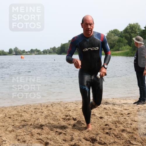 15.06.2025 - 27. Vierlanden-Triathlon Lena Gebhardt http://msf.ph/oto/8029504 15.06.2025 11:05:30 Schwimmen 840, 854, 866 meine-sportfotos.de