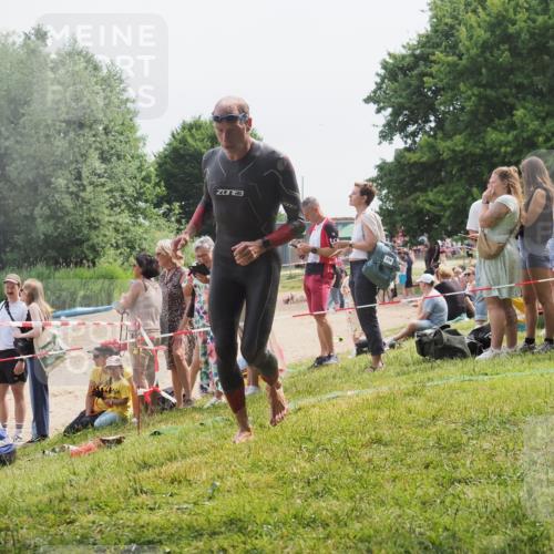15.06.2025 - 27. Vierlanden-Triathlon KatJ http://msf.ph/oto/8029508 15.06.2025 11:05:28 Schwimmen 840, 866 meine-sportfotos.de