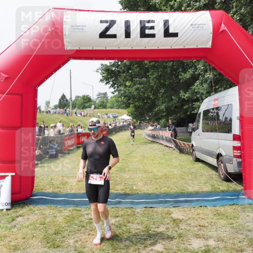 21.06.2025 - 27. Vierlanden-Triathlon MichiJ http://msf.ph/oto/8029510 15.06.2026 12:21:09 Ziel 78 meine-sportfotos.de