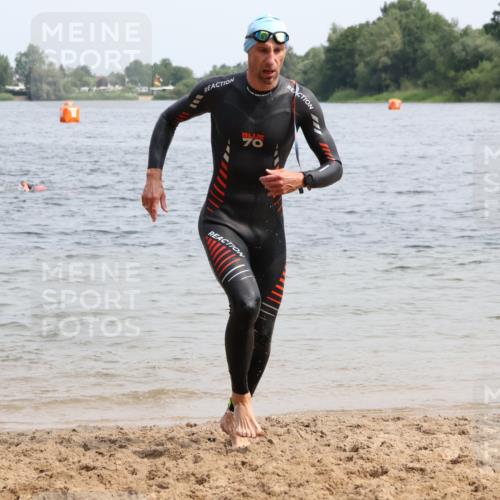 15.06.2025 - 27. Vierlanden-Triathlon Lena Gebhardt http://msf.ph/oto/8029527 15.06.2025 11:05:38 Schwimmen 837, 840, 854 meine-sportfotos.de