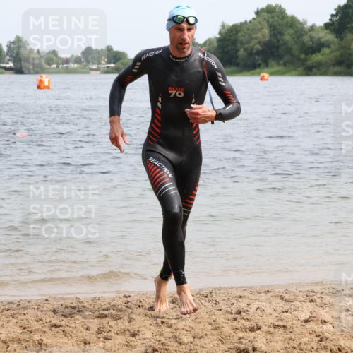 15.06.2025 - 27. Vierlanden-Triathlon Lena Gebhardt http://msf.ph/oto/8029532 15.06.2025 11:05:39 Schwimmen 837, 840, 854 meine-sportfotos.de