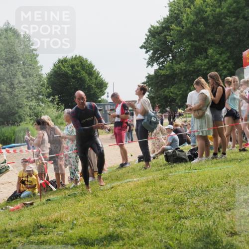 15.06.2025 - 27. Vierlanden-Triathlon KatJ http://msf.ph/oto/8029533 15.06.2025 11:05:33 Schwimmen 840, 866 meine-sportfotos.de